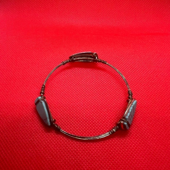 Vintage arrow head bracelet. Brass and turquoise costume bracelet - Picture 9 of 15